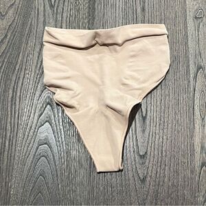 NWOT Skims Seamless Sculpt Mid Waist Thong Nude Sand L/XL